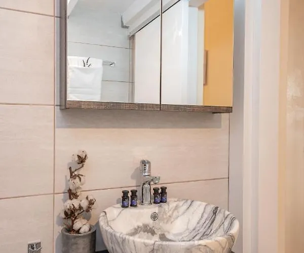 Flowers In The - Elegant In * Argostoli (Kefalonia)